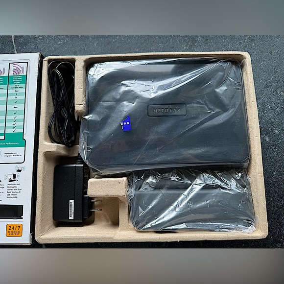 NETGEAR RangeMax Dual Band Wireless-N Gigabit Router - Picture 5 of 11